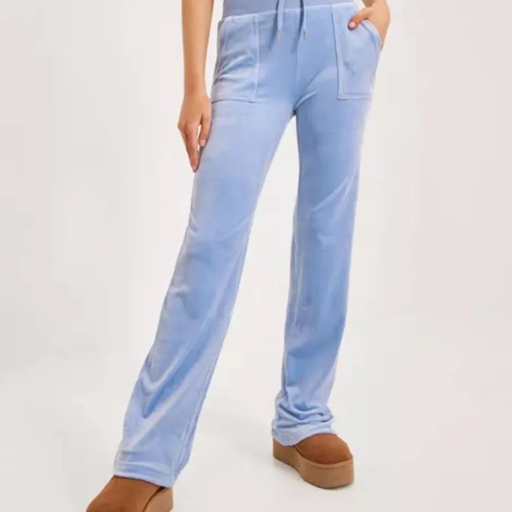 Säljer ett par Juicy byxor, andvända få tal gånger och är i väldigt fint skick!. Jeans & Byxor.