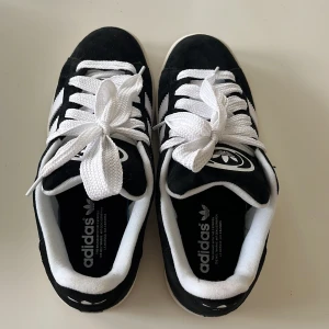 Campus 00 - Säljer ett par jättesnygga helt nya campus 00 i svart som tyvärr var för stora för mig!! Aldrig använda, nypris 1500! Hör av dig vid fler bilder 😇