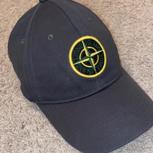 Stone Island Keps - Schysst militär grön stone island keps! Skicket är bra, inte använd mycket. Skriv för fler bilder eller frågor!