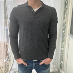 Arket pikétröja  - Tjena, säljer nu en riktigt fet piké tröja som passar perfekt nu till vår och sommar. Skicket är 8/10 de finns ett jättelitet hål på höger sida kolla bild. Har du frågor ställ dem!