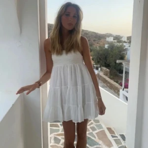 Vit klänning  - Supergullig trendig klänning. Toppen skick! Lånad bild men kom privat för egna 💗