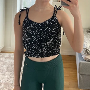 Svart linne - Svart topp med prickar i stl S Banden knyts över axlarna så storleken kan regleras något☺️ 