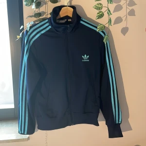 Blå adidas kofta - Secondhand köpt Adidaskofta mörkblå/ljusblå. Bra passform och bra skick  Kom privat för mer info🫶🏼