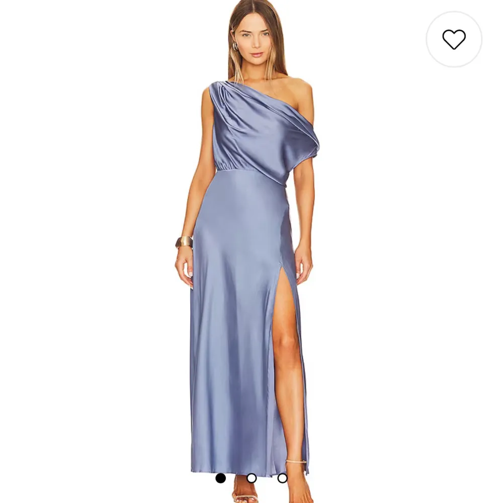 Säljer min underbara balklänning i storlek small🩵Den är endast använd en gång och har lite defekter om någon vill ha bild så skriv! Köpt för 1800kr från revolve . Klänningar.
