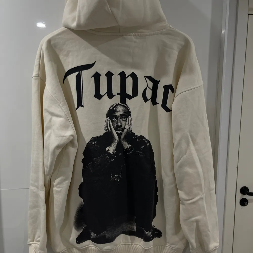 Tupac hoodie Storlek M Skick 10/10 ( använd ett par gånger ) Kom PM för mer information!. Tröjor & Koftor.