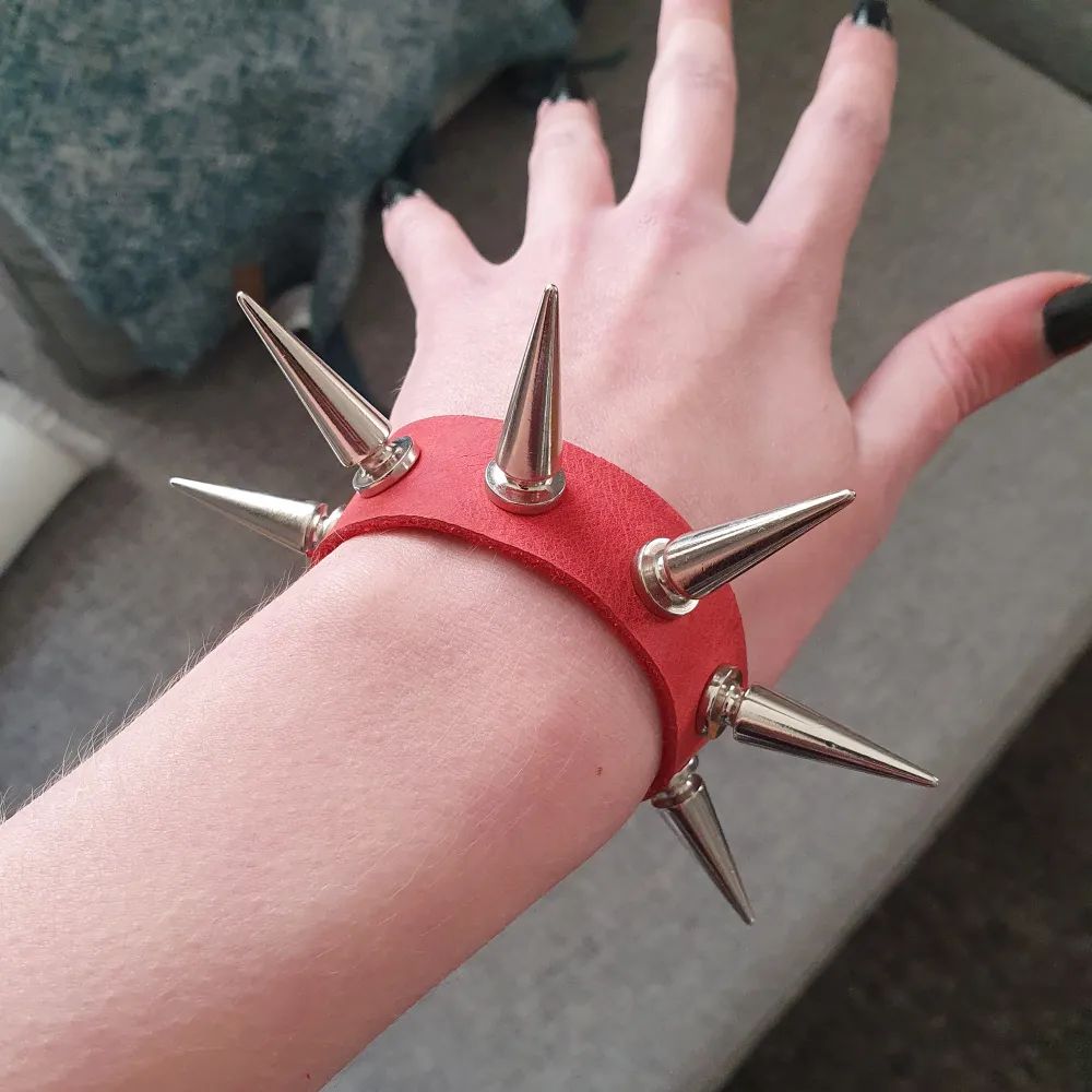Armband med nitar i rött läder, aldrig använd, storlek 17 cm - 19 cm. Accessoarer.