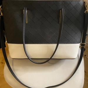 Handväska - Handväska med axelband, har ett fack på maksidan och inuti (se bild), kan kanske skicka men står inte för postens slarv och köpare står för frakt. 