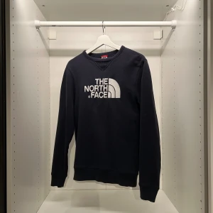 North Face sweatshirt - Säljer nu min North face sweatshirt som inte kommer till användning. Pris kan diskuteras vid snabbaffär  