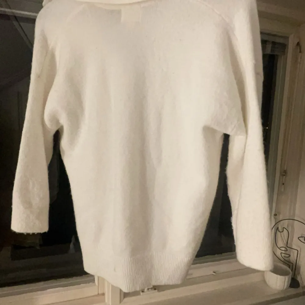 Vit trekvartsärmad tröja från H&m❤️ Säljer då den inte kommer till användning, Använd en gång❤️ Nypris ca 150kr. Tröjor & Koftor.