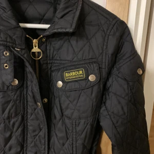 Barbour vår jacka dam  - En fin vår jacka i ny skkcka i storlek 36. Då den blivit för liten för mig så säljer jag den. Den ser väldigt bra ut o inga skador