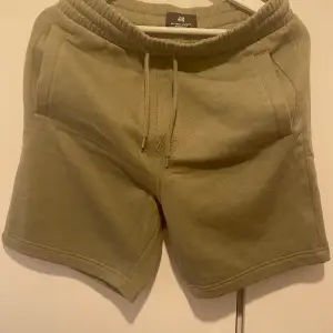 Gröna shorts från H&M, nya utan prislapp, storlek S, skriv för mer information 