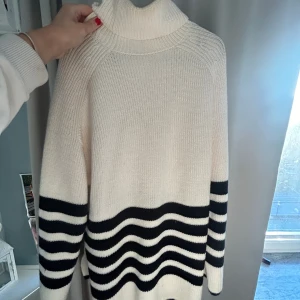 Randig polotröja från COS - Använd fåtal gånger. Lappen på insidan är dock borta då den va så när jag köpte den 