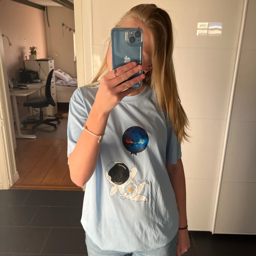 T shirt med astronaut och ballong, aldrig använd. Kontakta för mer bilder och info!. T-shirts.