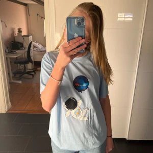T shirt - T shirt med astronaut och ballong, aldrig använd. Kontakta för mer bilder och info!