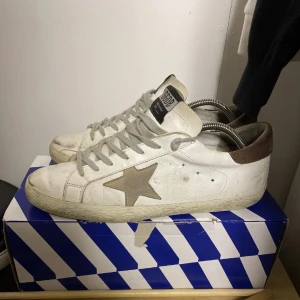 Golden goose  - Golden goose skor med allt og kvitto och allt, skorna e i 9/10 skick jag kan tänka mig byten mot typ flycrews eller liknande vid frågor e de ba o höra av sig .