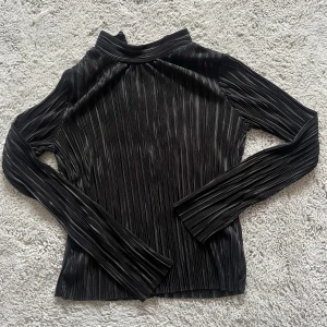 Svart blus - Säljer min svarta blus/topp! Skriv innan ni köper!!!