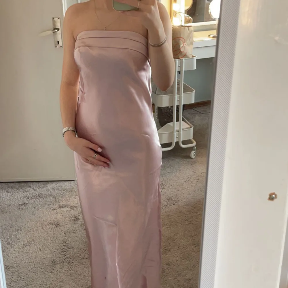 Säljer denna balklänning i rosa storlek xs, den är aldrig andvänd då jag hade en annan.. Klänningar.