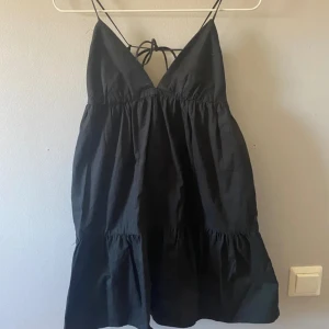 Klänning  - Säljer denna fast i vit! Kort vit klänning med låg rygg 