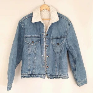 Jeansjacka - Jeansjacka i fint skick! Perfekt vårjacka. Står storlek L men skulle säga M. Nice lite oversize på någon som har S eller XS. Skriv för frågor eller fler bilder. Pris diskuterbart 💗