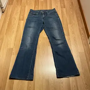 (3) lågmidjade bootcut jeans från levis med stretch i. Midjemått rakt över: 35cm, innerbenslängd: 76cm💙
