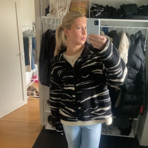 Fleecejacka  - Säljer min skitsnygga knappt använda fleecejacka från hm då den inte kommer till användning. Den är i M men skulle mer säga att den är i stolek S-M. Jackan är helt slutsåld överallt. Skriv för mer bilder💞🦓🙌🏼