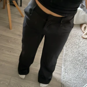 Svarta kostymbyxor  - Högmidjade superfina kostymbyxor från BooHoo💗 säljer dessa pga att jag inte använder dessa🥰 står inte för frakten!❤️