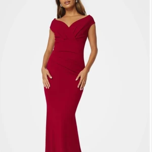 Balklänning - Säljer denna fina balklänning då den inte kommer till användning. Endast använts 1-2 gånger och finns inga defekter. Säljer då den endast ligger i garderoben💓 nypris: 999 kr. Storlek S men passar även XS. 