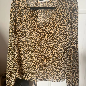 Leopard blus - Säljer denna sjukt snygga leopard blusen från Bikbok som köptes för cirka 5 år sen, alltså finns den nog inte längre kvar 💕
