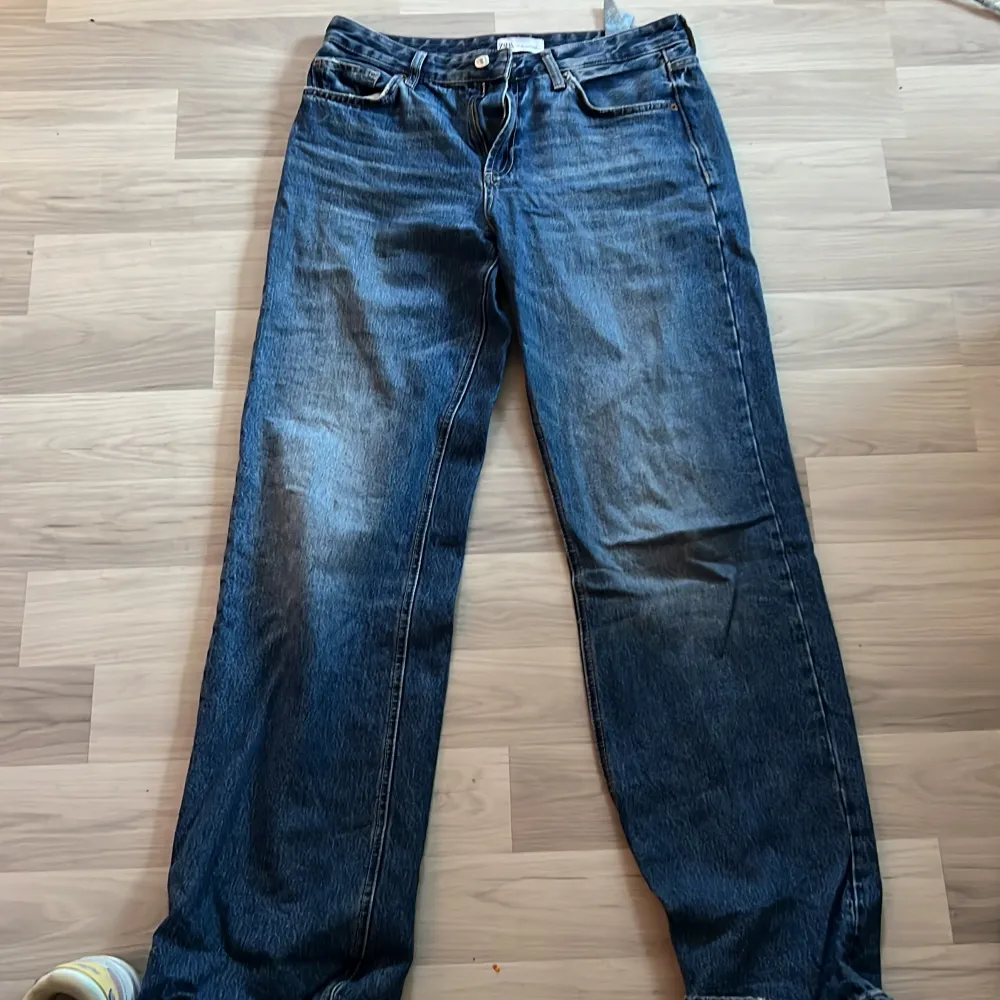 Jättefina byxor ifrån zara men passar tyvärr inte mig, använda fåtal gånger. Man kan köpa alla 3 för 400 Eller ett par 150 Köpta nypris: 399. Jeans & Byxor.