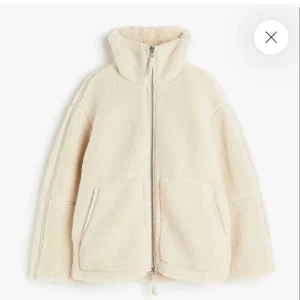 Jacka - Fin teddyjacka som kommer från Merley! Aldrig använd och pris kan diskuteras!💕