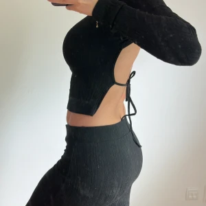 Set från NAKD - Tröja med öppen rygg, tillhörande kjol med slits på båda sidorna. 