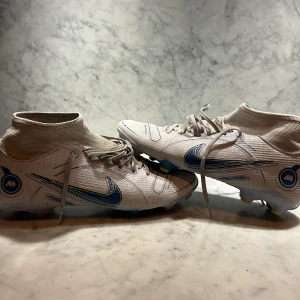 NIKE MERCURIAL SUPERFLY 8 PRO - Sick 8/10 köpt för 1899 kr. Väldigt bra skor!