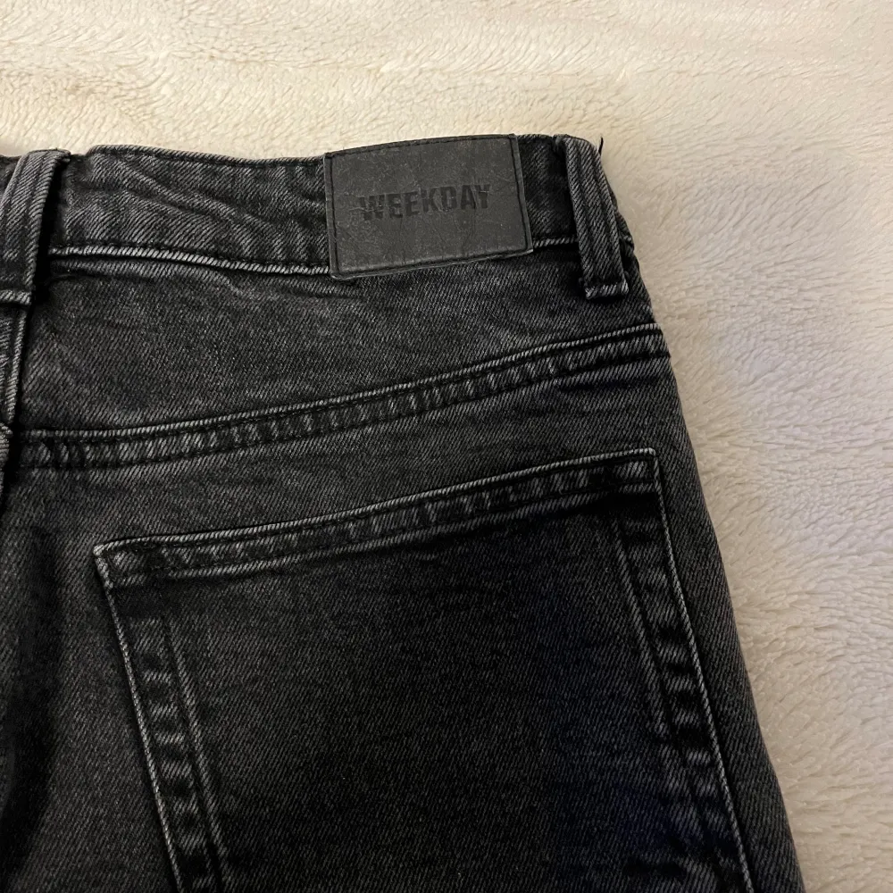 Svart/grå jeans ifrån weekday, väldigt fin passform, sitter lite tajtare vid lår och rumpa och är lite mer raka vid benen. Säljer då jag växt ur dom. . Jeans & Byxor.