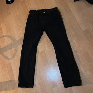Levis 501 svarta - Jag säljer mina levis 501 jeans då dem har blivit för små för mig. Inköpta på levis butiken i gallerian stockholm för 1100. Vid minsta fråga är det bara att höra av sig :)