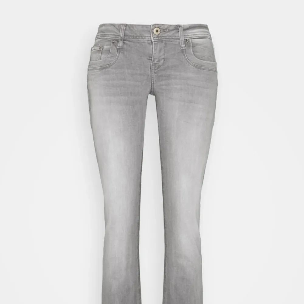 Hej! Jag säljer mina LTB jeans då de är för stora för mig. De är som nya då jag använt de 2-3 gånger bara, finns inga hål eller skada på byxorna. Är 163cm. Pris kan även diskuteras💕(Dessa Ltb jeans är större i modellen). Jeans & Byxor.