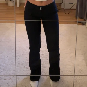 Cargo pants  - Säljer mina lågmidjade cargo pants från Nelly då dom inte kommer till användning. Jag är 163 och byxorna är i storlek 34. Skriv vid fler frågor. 