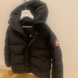 Canada goose Jacka  - Canada goose McMillan  Jag har använt jackan en vinter, väldigt fint skick och väll sköt Köpte den för 13699 kr hos Thernlunds Stor M Använder inte jackan längre alls, och känner de dags få iväg den   Pris 5000  