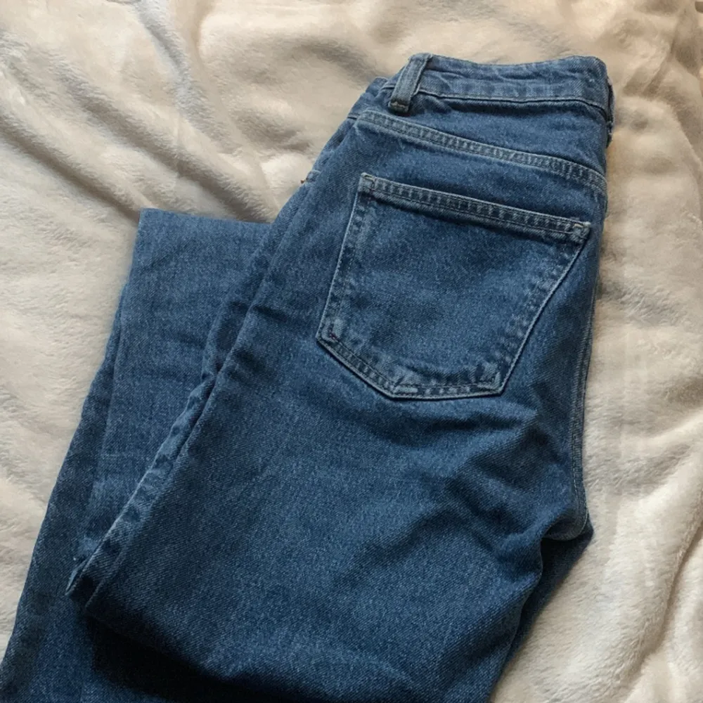 Mörkblåa Full lenght flare jeans med medelhögmidja från Gina Tricot 🩵 Använda men i väldigt bra skick! Säljer då dem tycärr inte passar längre 🩵 Köpta för 499kr! Kontakta för frågor eller fler bilder 🩵 Säljer även ett par mörkgråa likadana 🩵. Jeans & Byxor.