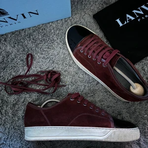 Lanvin skor - Tja säljer nu dessa lanvin skorna i den eftertraktade färgen vinröd. Skick 8-9/10. Nypris 4500, mitt pris 2699. Storlek uk6 alltså 41 typ Låda Dustbag och skosnören medföljer! Möts upp i Stockholm eller fraktar spårbart via postnord📦