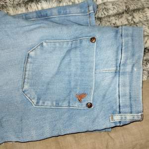 MIH jeans låga utsvängda något små i storleken 27. Nypris 2900 köpta på NK 