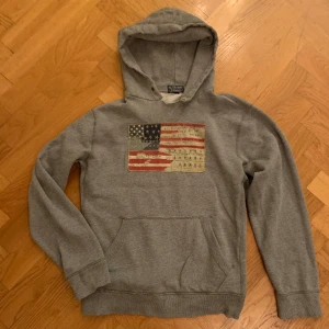 Ralph Lauren hoodie - Tja, vi har fått in en riktigt fet ralph lauren hoodie. Storleken är Medium och passar de lite större. Den är i helt okej skick. Bättre bilder och info finns i dm!🤝