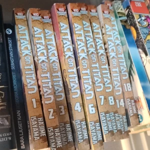 Attack on titan manga böcker - 100 kr per bok (9st), om du köper alla kan du få de för 799 istället för 900. Skriv innan du köper!!! PRIS KAN DISKUTERAS