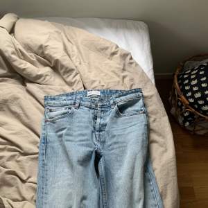Snygga jeans från zara som jag inte använder längre💞 de är straight i modellen och lite för långa på mig som är 160💓💓