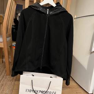 Helt ny äkta emporio armani hoodie. Köpt på Emporio Armani för ca 5500 kr. Säljer pga att den är för liten för mig. Storlek 38 medium. Alla lappar är kvar förutom prislappen, eftersom jag fick den i present. För att kolla äktheten så scanna QR koden.