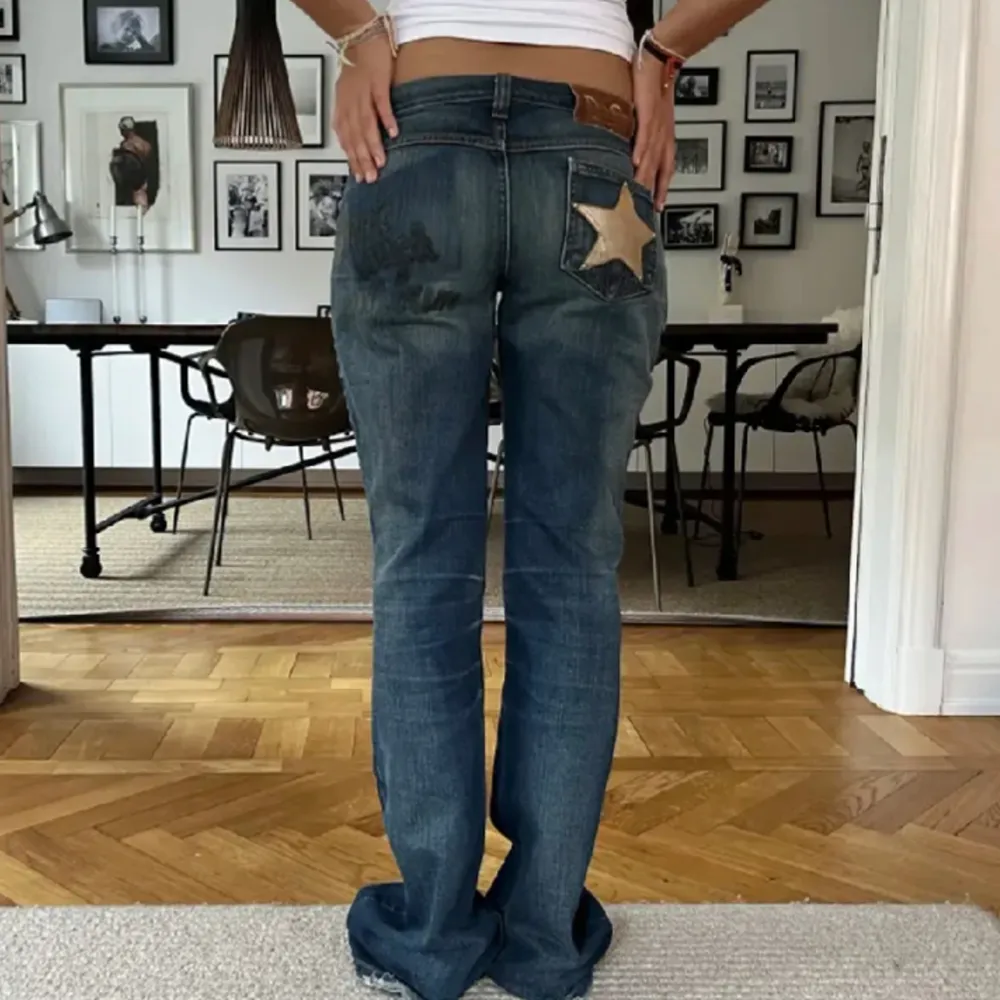 Säljer dessa supersnygga lågmidjade dolce & Gabbana jeans då de inte kommer till användning. Bilden är lånad! Köpte här på Plick. Midjemått: 39 cm rakt över, Ca 85 cm runt om Innerbenslängd:86 cm Total längd:106 cm. Jeans & Byxor.