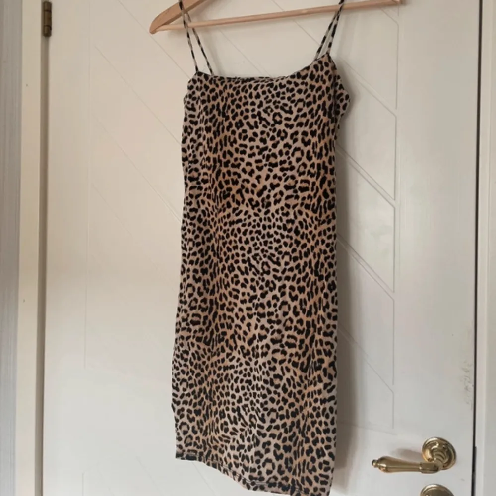 Fin leopard klänning med tight passform . Klänningar.