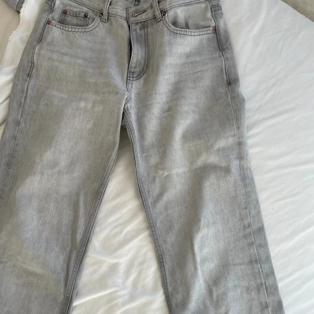 Grå jeans  Lågmidjade  Gina tricot  Straight  Använda fåtal gånger. Jeans & Byxor.