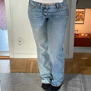 Jeans från GinaTricot i storlek 34. Måttligt använda och fortfarande fint skick. Straight och mid/lowwaist och passar bra i längden på mig som är 163 cm💗