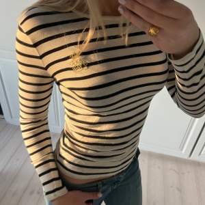 Långärmad tröja från Ralph Lauren med fint märke i guld, sparsamt använd! Säljer då den inte passar, så skönt material💘 Storlek: XS