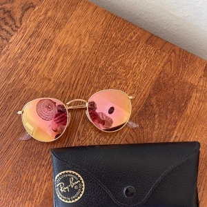 Ray-Ban Solglasögon - Säljer mina ray-bens som jag köpte på synsam för 5 år sedan. De har knappt blivit använda och är i väldigt bra skick så säljer de nu för 800 kr☀️🕶️💐